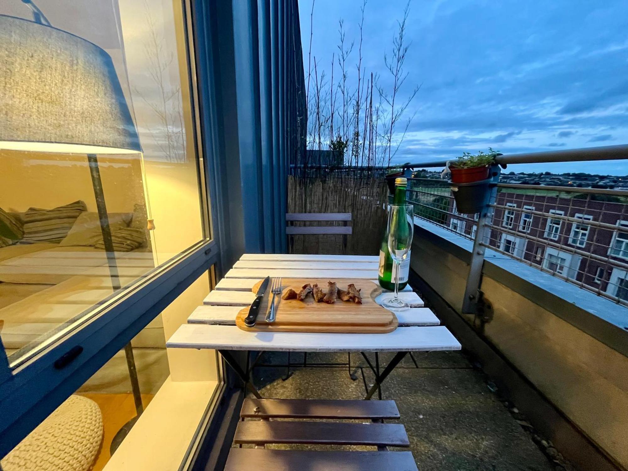 Exclusive King-size Bed Comfort With Serene Garden View Dublín