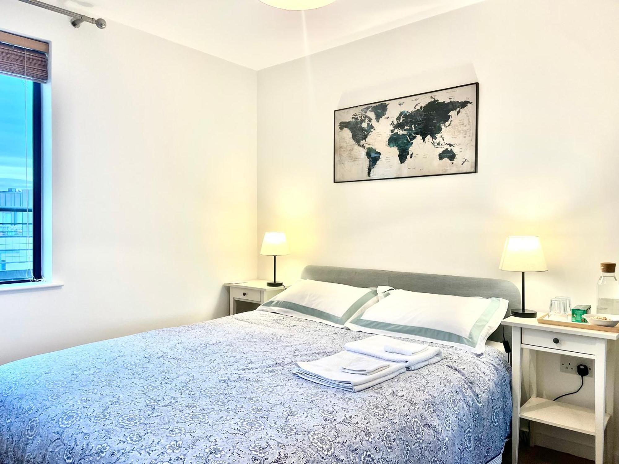 Exclusive King-size Bed Comfort With Serene Garden View Dublín