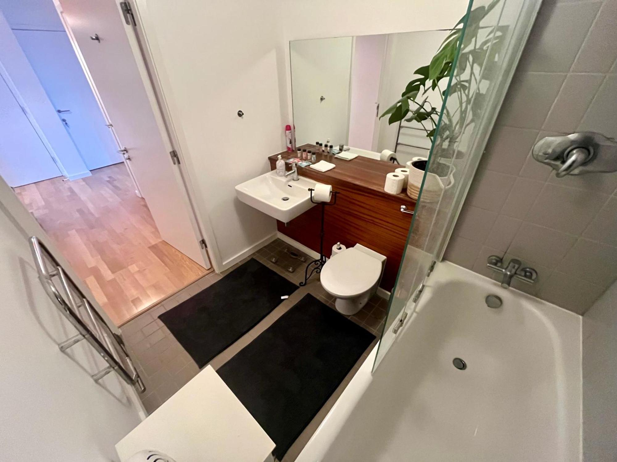Exclusive King-size Bed Comfort With Serene Garden View Habitación en casa particular Dublín